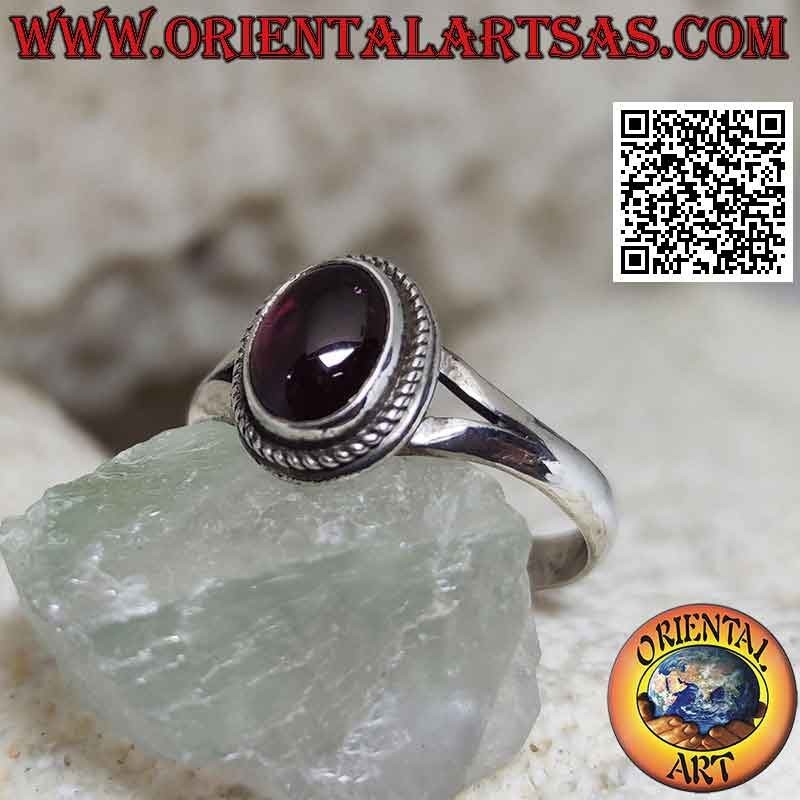 Anello in argento con granato naturale ovale cabochon contornato da intreccio