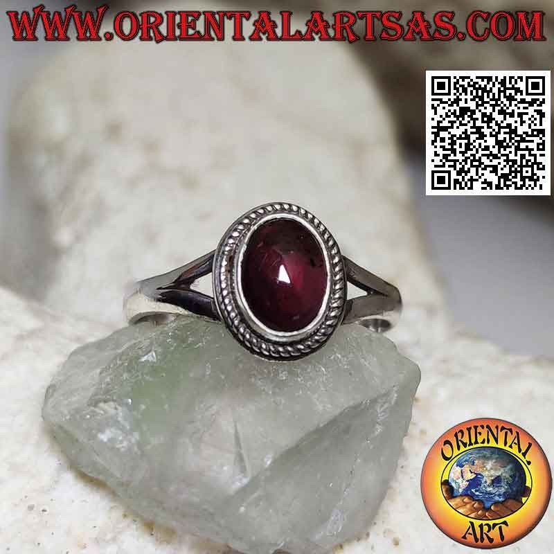 Anillo de plata con granate cabujón ovalado natural rodeado de tejido