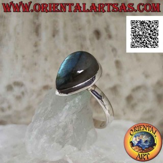 Bague en argent avec labradorite en forme de larme naturelle sur un sertissage simple et essentiel