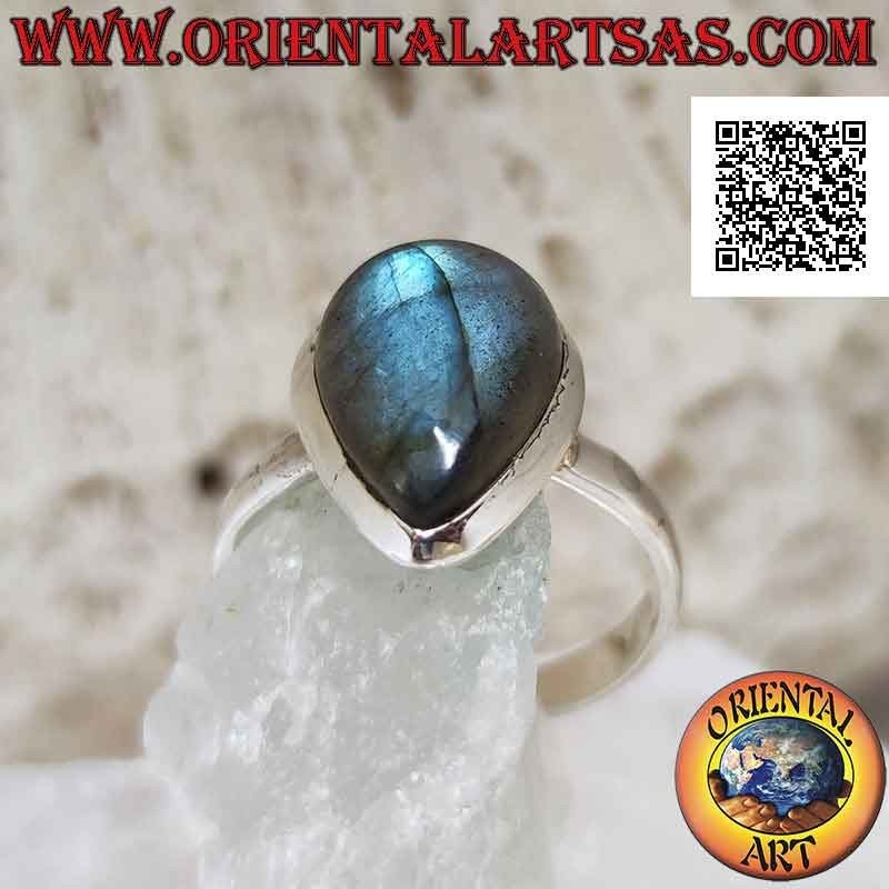 Bague en argent avec labradorite en forme de larme naturelle sur un sertissage simple et essentiel