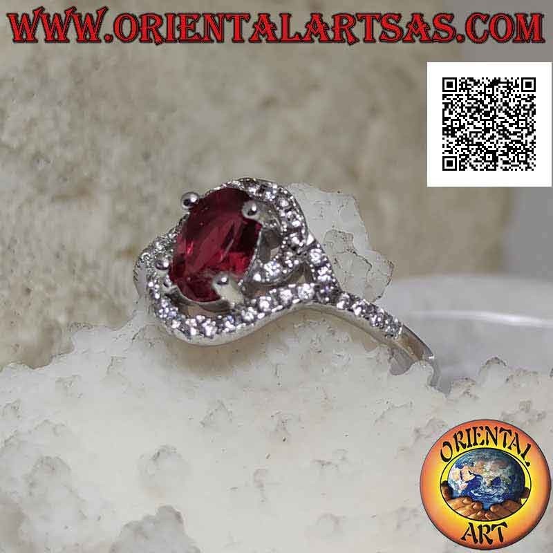 Anello in argento con rubino di sintesi ovale avvolto da una spirale di zirconi