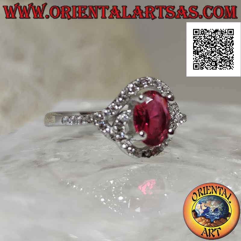 Anillo de plata con rubí sintético ovalado envuelto en una espiral de circonitas