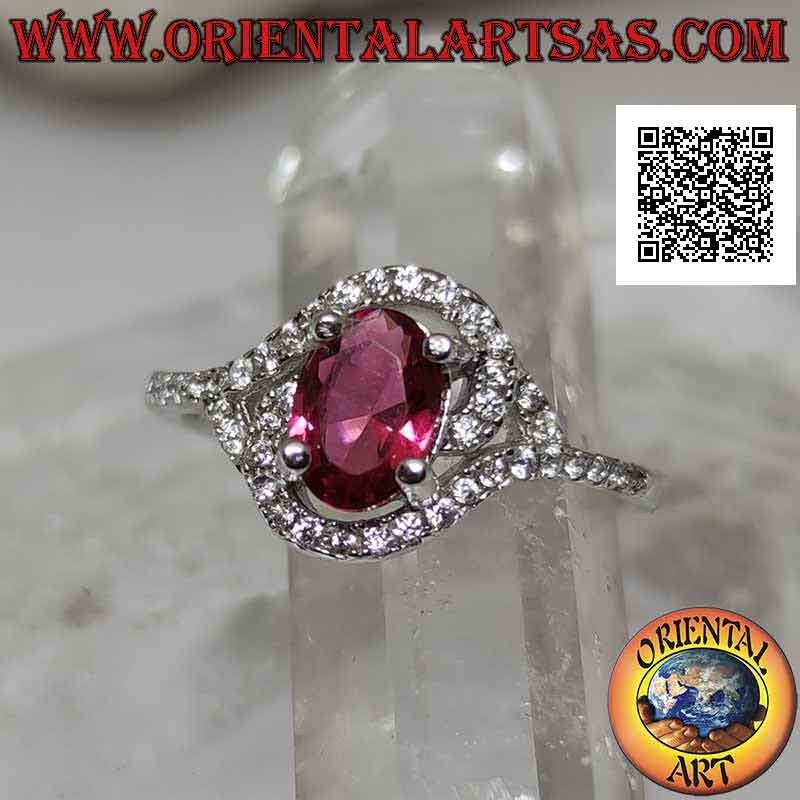 Anillo de plata con rubí sintético ovalado envuelto en una espiral de circonitas