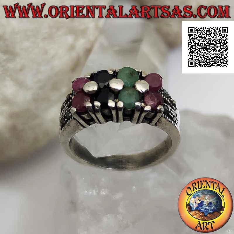 Bague en argent avec deux rangées de rubis, émeraudes, saphirs et marcassite