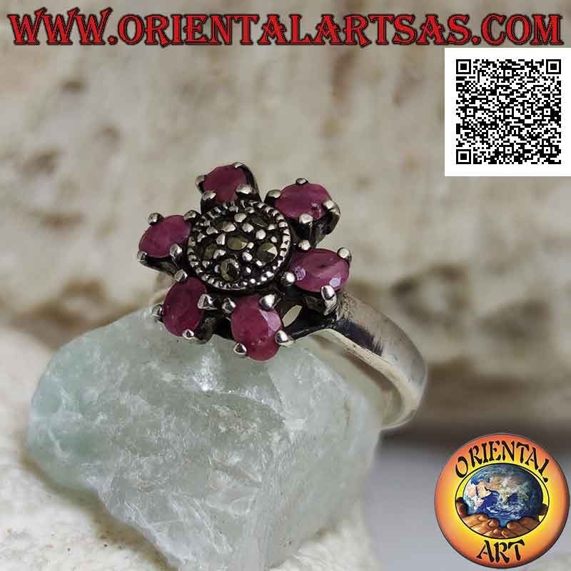 Anello in argento a fiore con 6 petali di rubini naturali incastonati e pistillo tempestato di marcassite