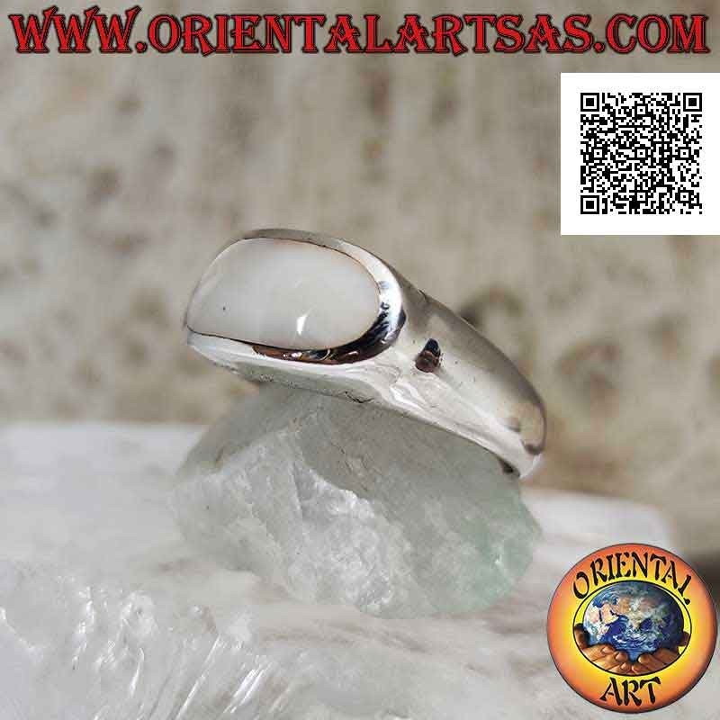 Anello in argento liscio con madreperla ovale orizzontale rialzata