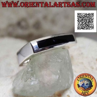 Anillo de plata lisa con ónix rectangular horizontal estrecho y largo sobre marco cuadrado