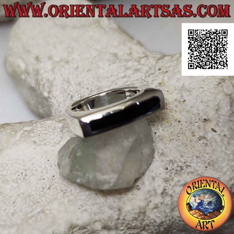 Glatter silberner Ring mit schmalem und langem horizontalem rechteckigem Onyx auf quadratischem Rahmen