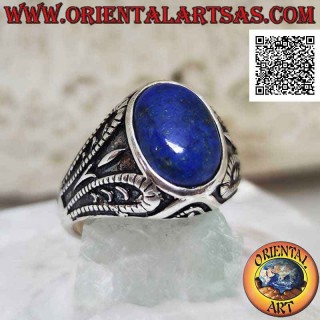 Silberring mit ovalem Cabochon Lapislazuli und symmetrischer Dekoration im Basrelief an den Seiten