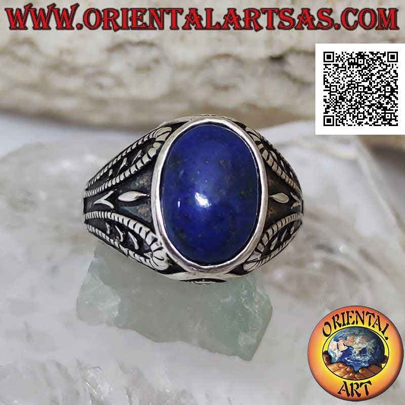 Anello in argento con lapislazzulo ovale cabochon e decorazione simmetrica in bassorilievo sui lati