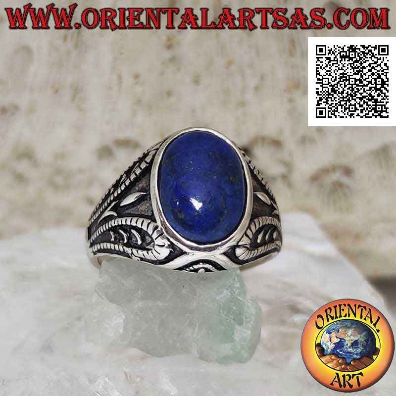 Silberring mit ovalem Cabochon Lapislazuli und symmetrischer Dekoration im Basrelief an den Seiten