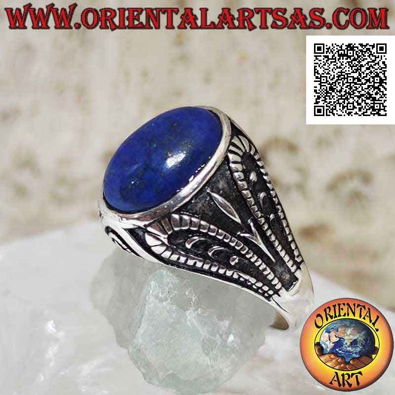 Anello in argento con lapislazzulo ovale cabochon e decorazione simmetrica in bassorilievo sui lati
