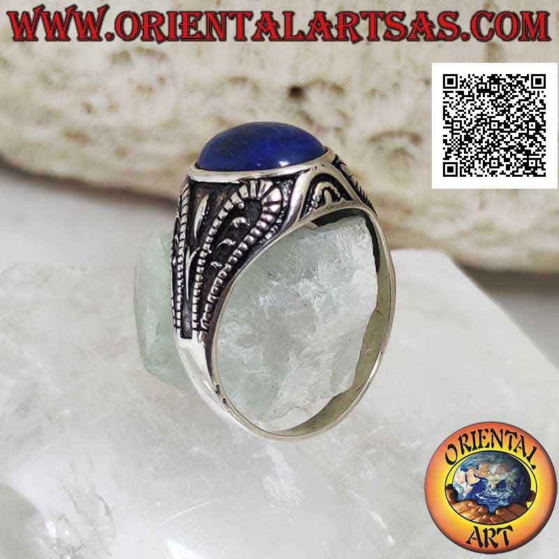 Anillo de plata con cabujón ovalado de lapislázuli y decoración simétrica en bajorrelieve en los laterales
