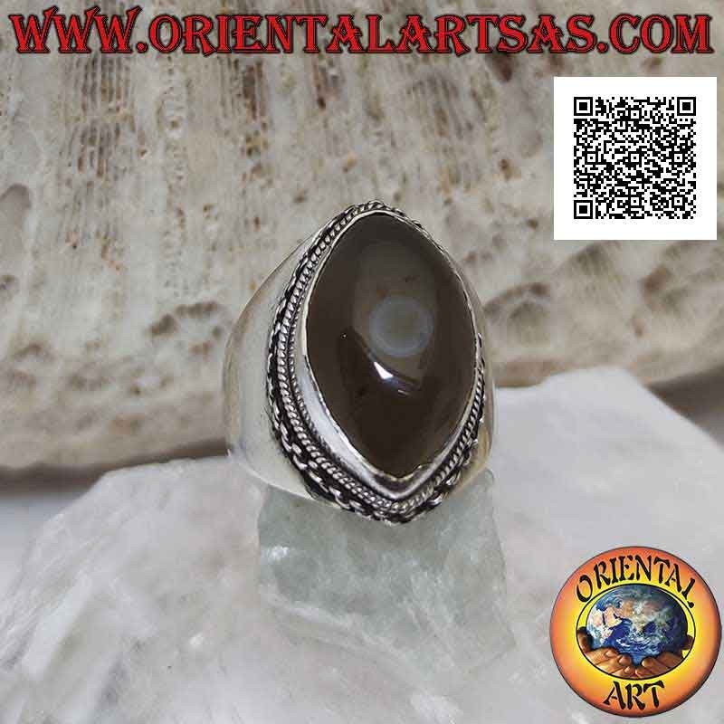 Anello in argento con agata occhio di Shiva grigiastra a navetta e bordo a catena su montatura liscia (f)
