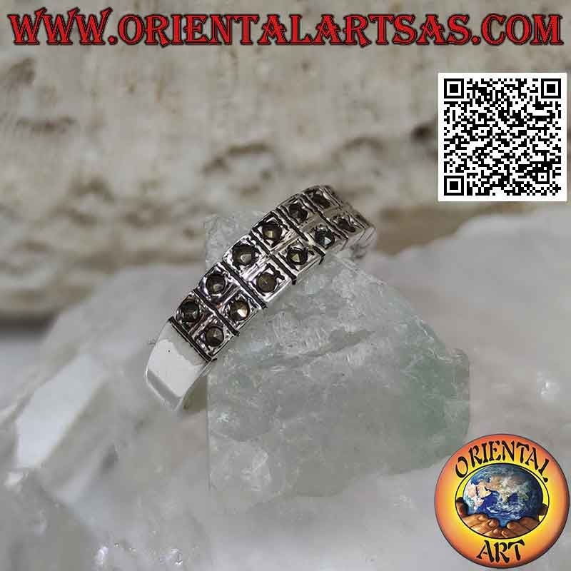 Bague en argent avec deux rangées de carrés avec de la marcassite au centre