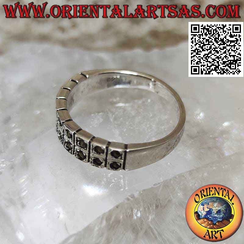 Anillo de plata con dos filas de cuadrados con marcasita en el centro