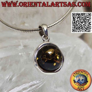 Pendentif en argent avec cabochon rond ambre vert sur un sertissage rond irrégulier