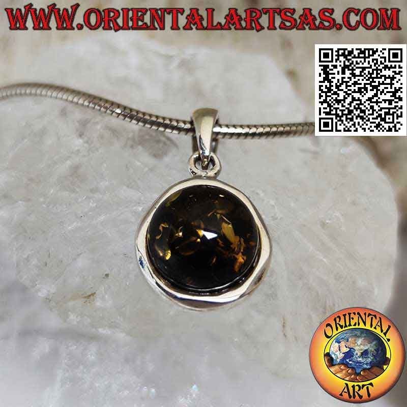 Ciondolo in argento con ambra verde tonda cabochon su montatura tonda irregolare