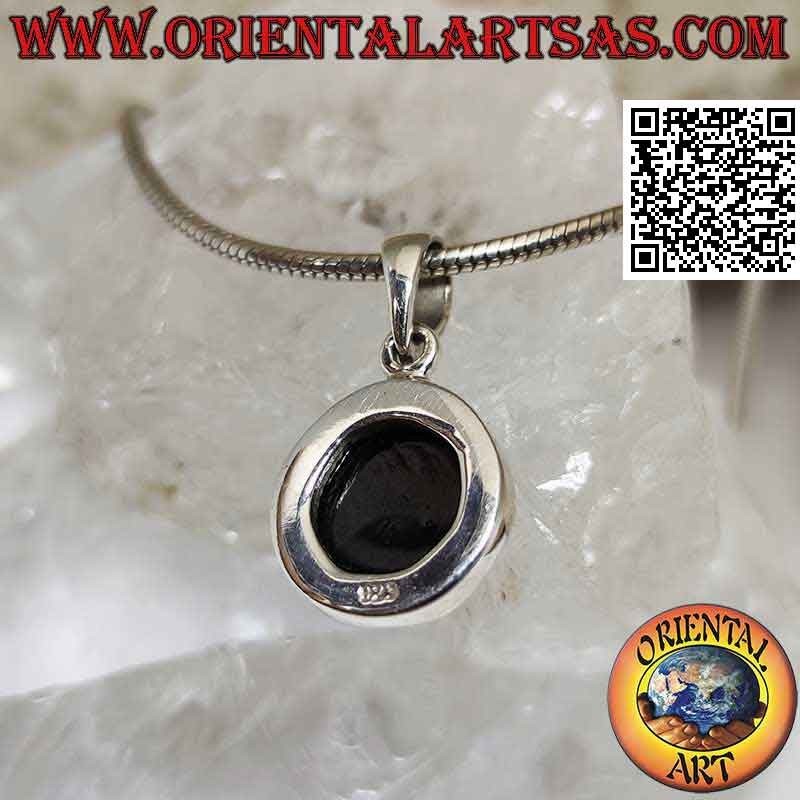 Colgante de plata con cabujón redondo de ámbar verde en una montura redonda irregular