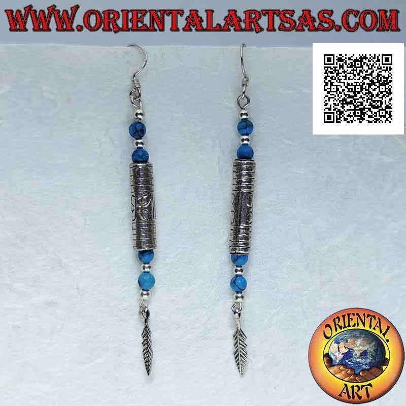 Orecchini in argento a tubo decorato con perline turchese sopra e sotto e piuma pendente