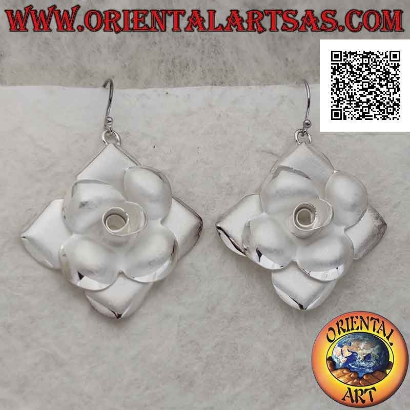 Pendientes de plata satinada con rombos equiláteros con rosa en alto relieve central