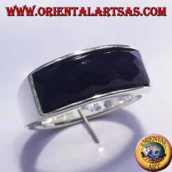 bague en argent avec la courbe rectangulaire à facettes onyx