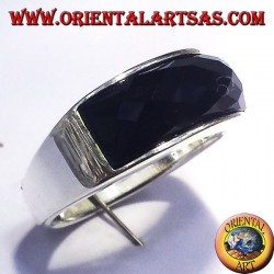 bague en argent avec la courbe rectangulaire à facettes onyx
