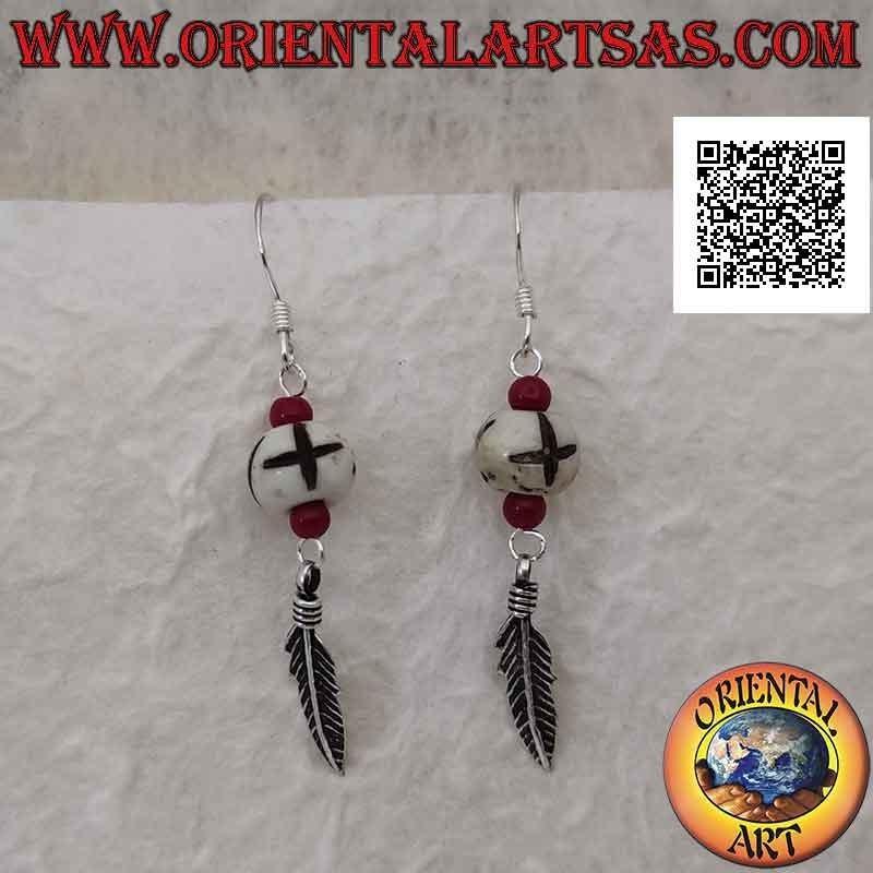 Boucles d'oreilles en argent avec perle blanche gravée entre deux perles de corail et un pendentif plume