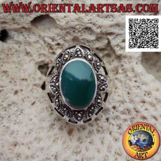 Anello in argento con agata verde ovale contornata da inserti ovali con marcassite e traforo laterale