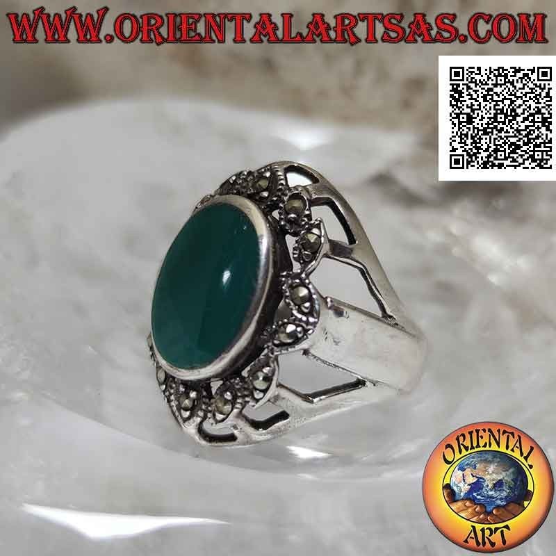 Anello in argento con agata verde ovale contornata da inserti ovali con marcassite e traforo laterale
