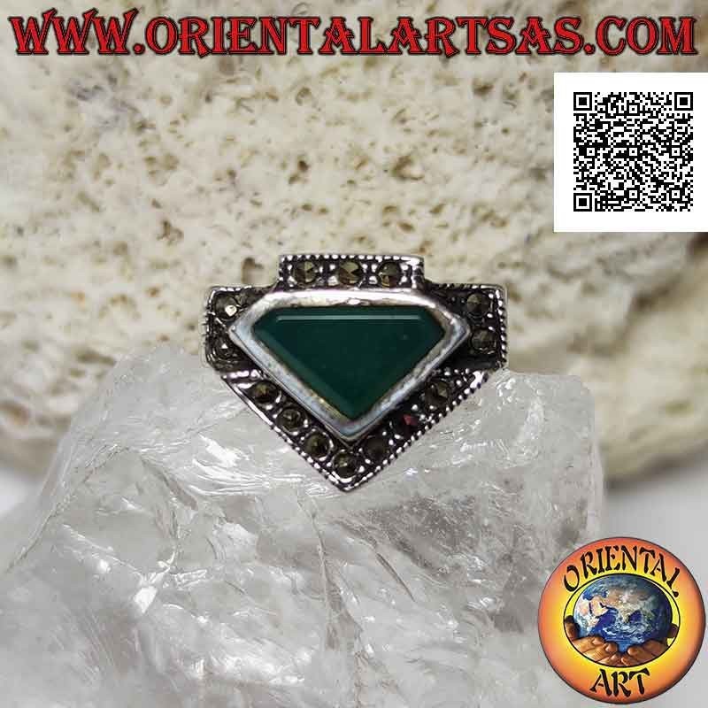 Anillo de plata con ágata verde triangular rodeada de marcasita en varios niveles