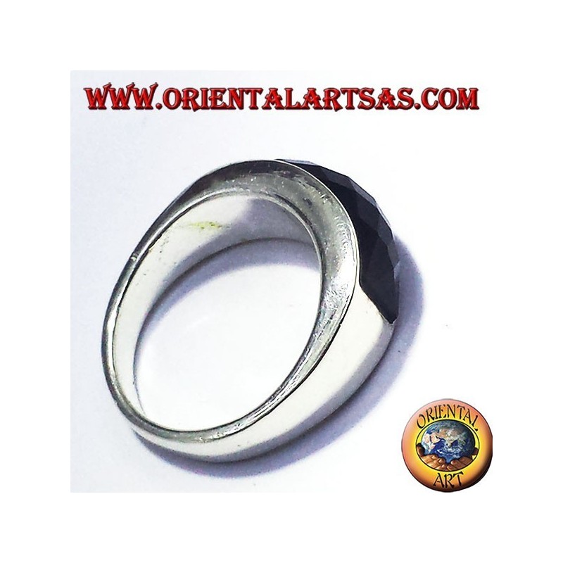 bague en argent avec la courbe rectangulaire à facettes onyx