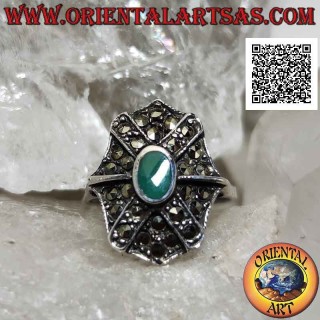 Bague en argent avec agate verte ovale sur bouclier octogonal et croix superposée parsemée de marcassite