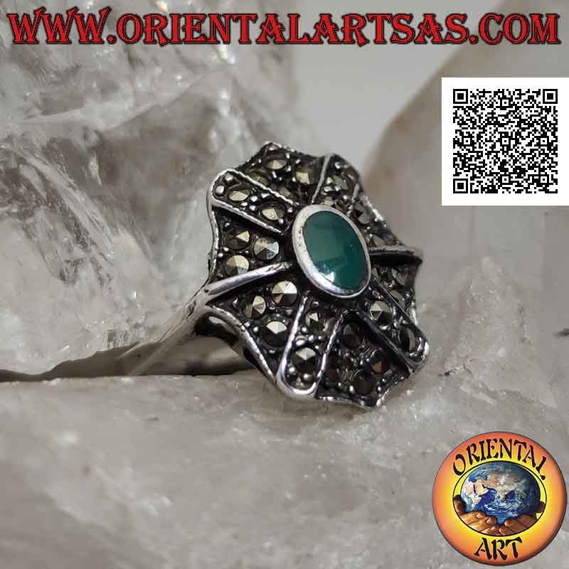 Anillo de plata con ágata verde ovalada sobre escudo octogonal y cruz superpuesta tachonada de marcasita