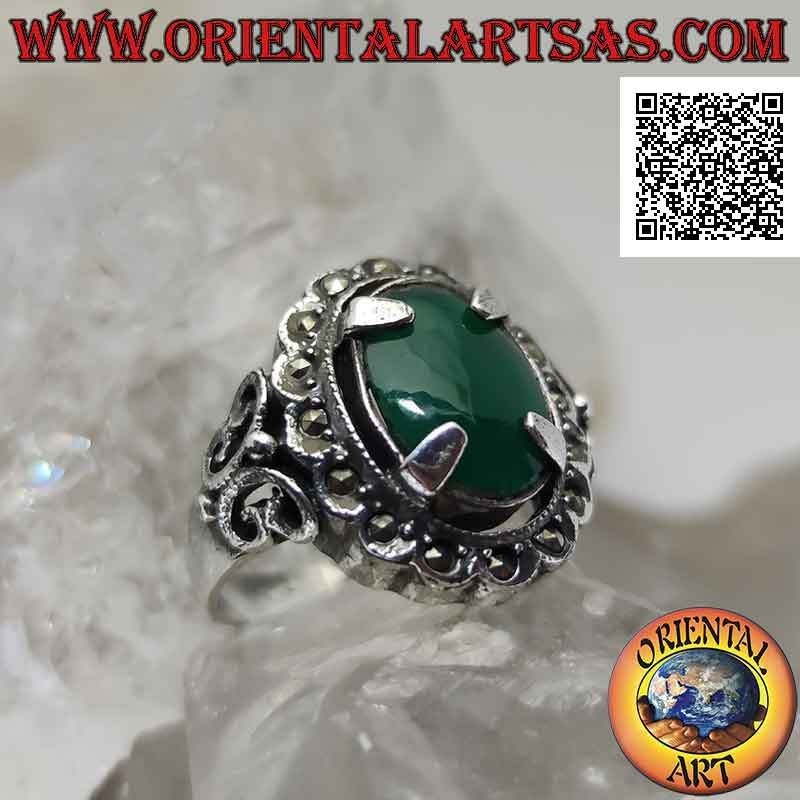 Silver ring with harpooned oval green agate surrounded by marcasite and with lateral decorations
