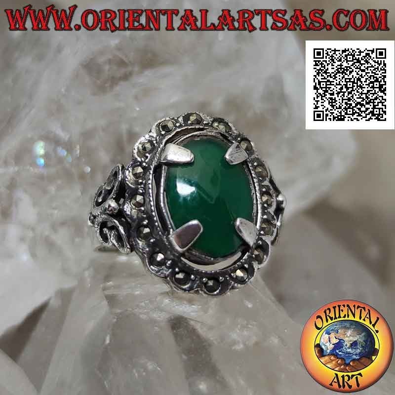 Bague en argent avec agate verte ovale harponnée entourée de marcassite et avec décorations latérales