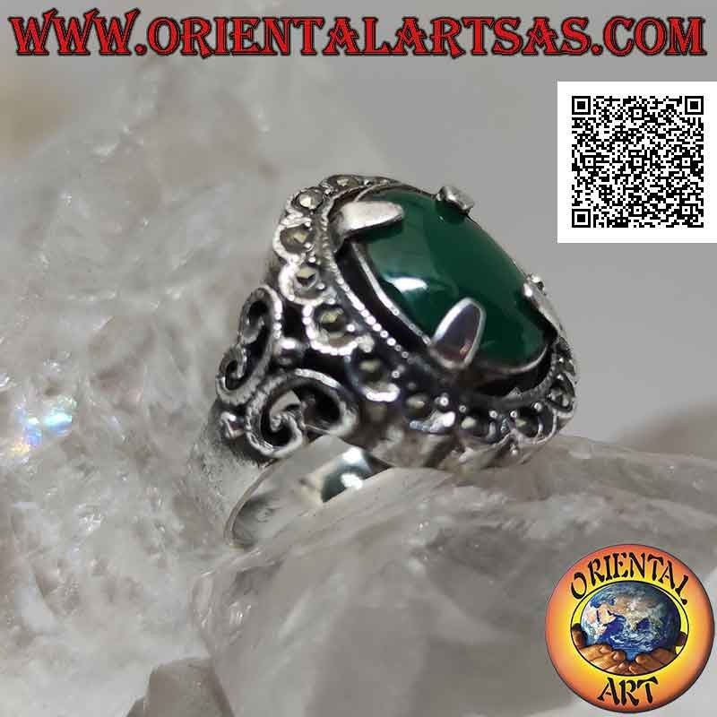 Anillo de plata con ágata verde ovalada arponada rodeada de marcasita y con decoraciones laterales