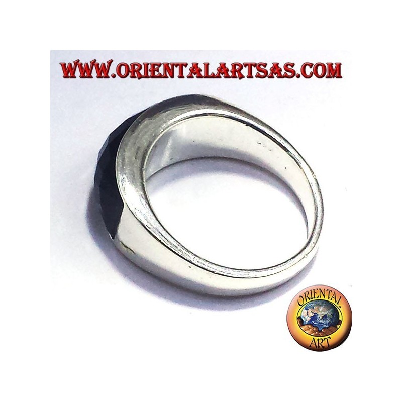 bague en argent avec la courbe rectangulaire à facettes onyx