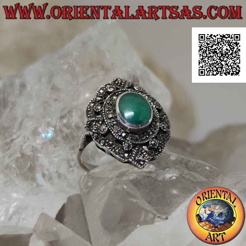 Anillo de plata con ágata verde ovalada sobre doble escudo tachonado de marcasitas