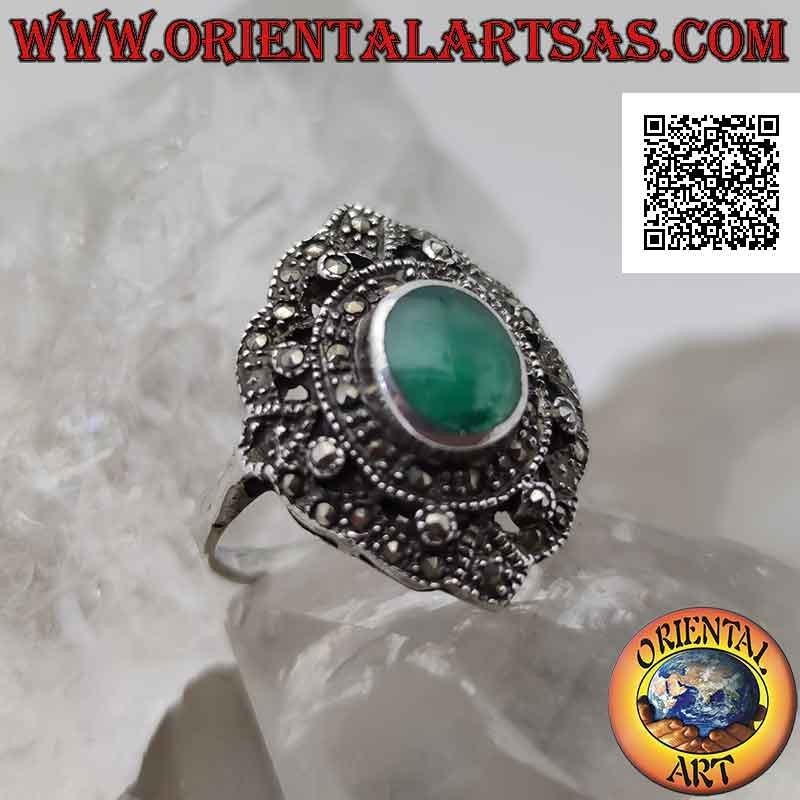 Bague en argent avec agate verte ovale sur double bouclier parsemé de marcassites