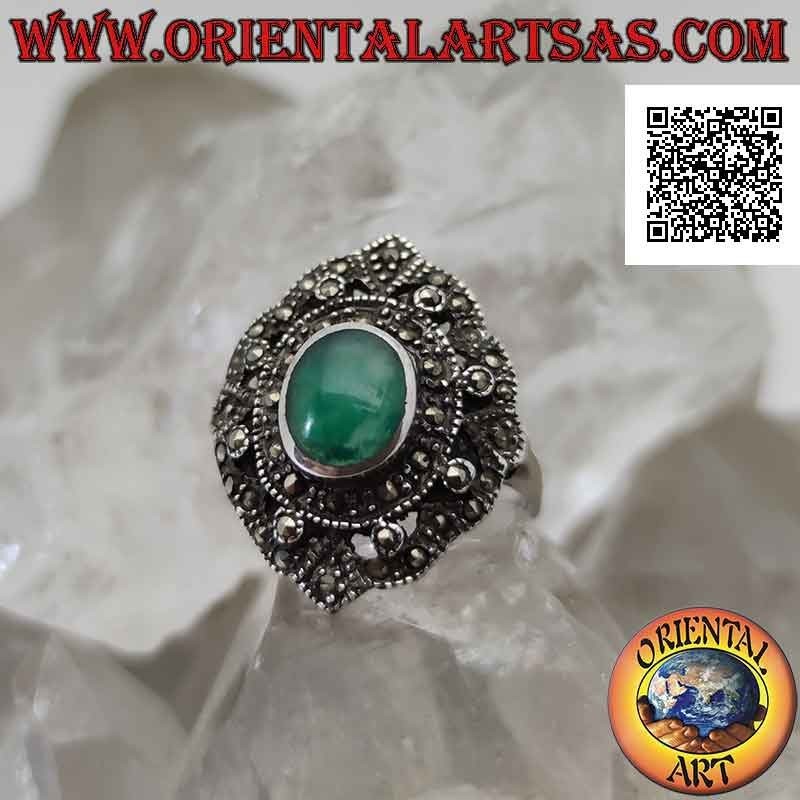 Bague en argent avec agate verte ovale sur double bouclier parsemé de marcassites
