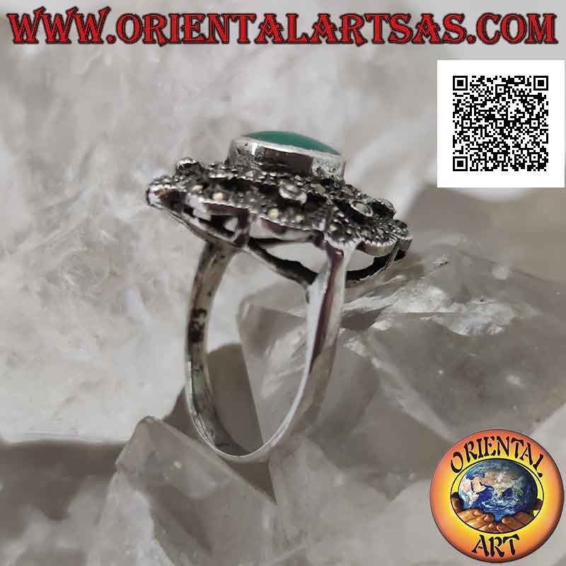Bague en argent avec agate verte ovale sur double bouclier parsemé de marcassites