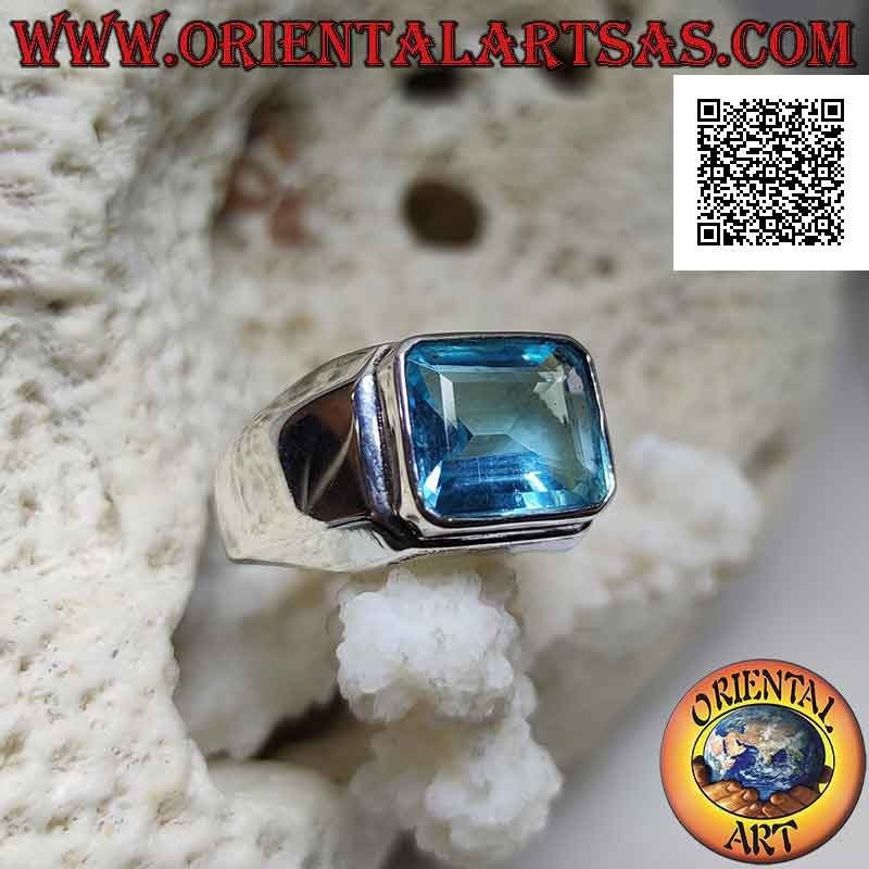 Glatter silberner Ring mit einem erhabenen rechteckigen Topas im Baguetteschnitt