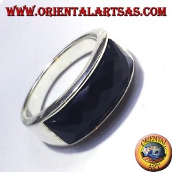 bague en argent avec la courbe rectangulaire à facettes onyx