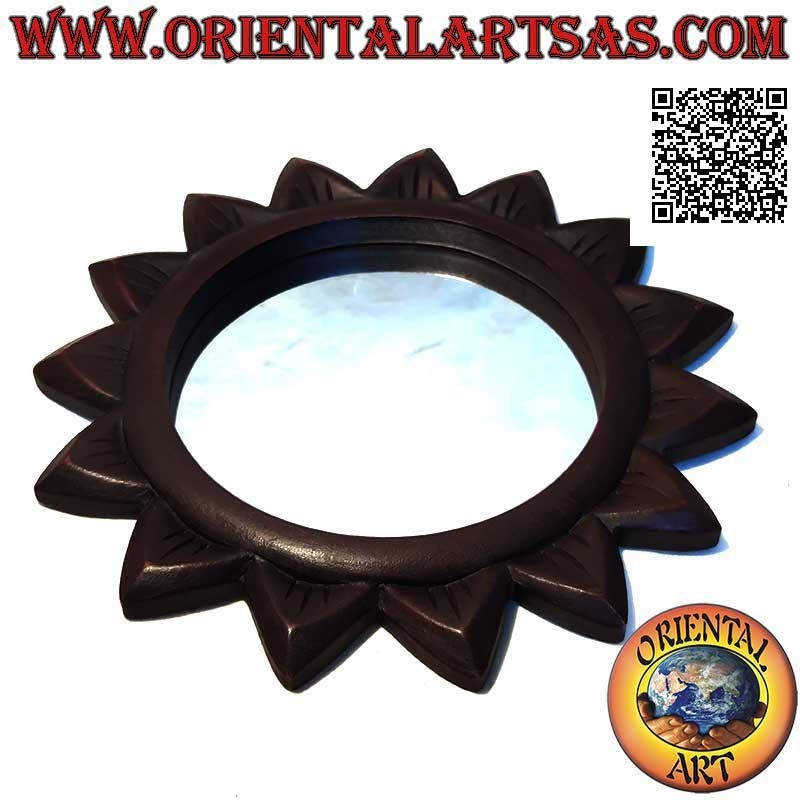 Specchio da parete, sole tondo e raggi incisi rifinito a mano in MDF color mogano (30 cm)