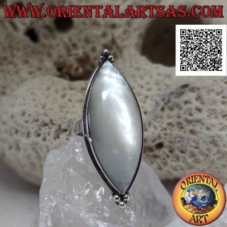 Anello in argento regolabile con grande madreperla a navetta su montatura liscia e tris di palline