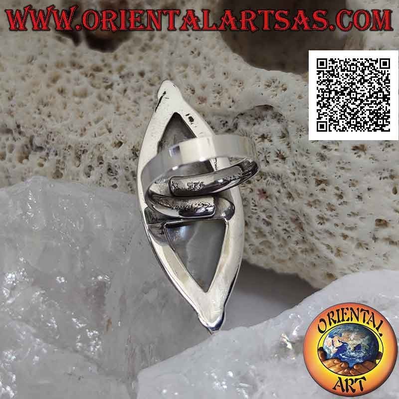 Anello in argento regolabile con grande madreperla a navetta su montatura liscia e tris di palline