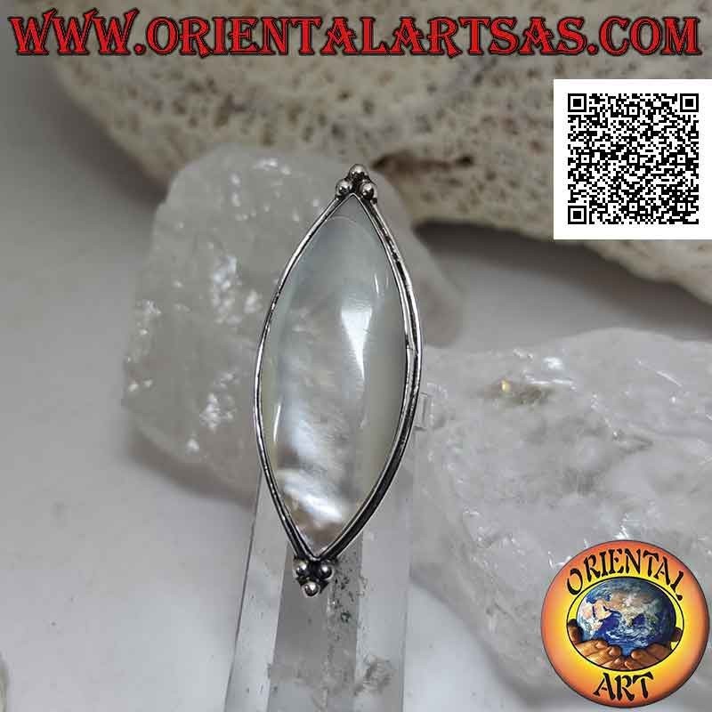 Anillo de plata ajustable con gran lanzadera de nácar en un marco suave y trío de bolas