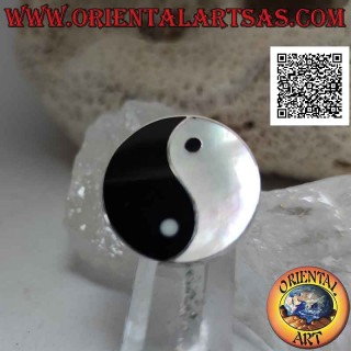 Adjustable silver ring with yin yang of mother of pearl and round and flat onyx and edge wire