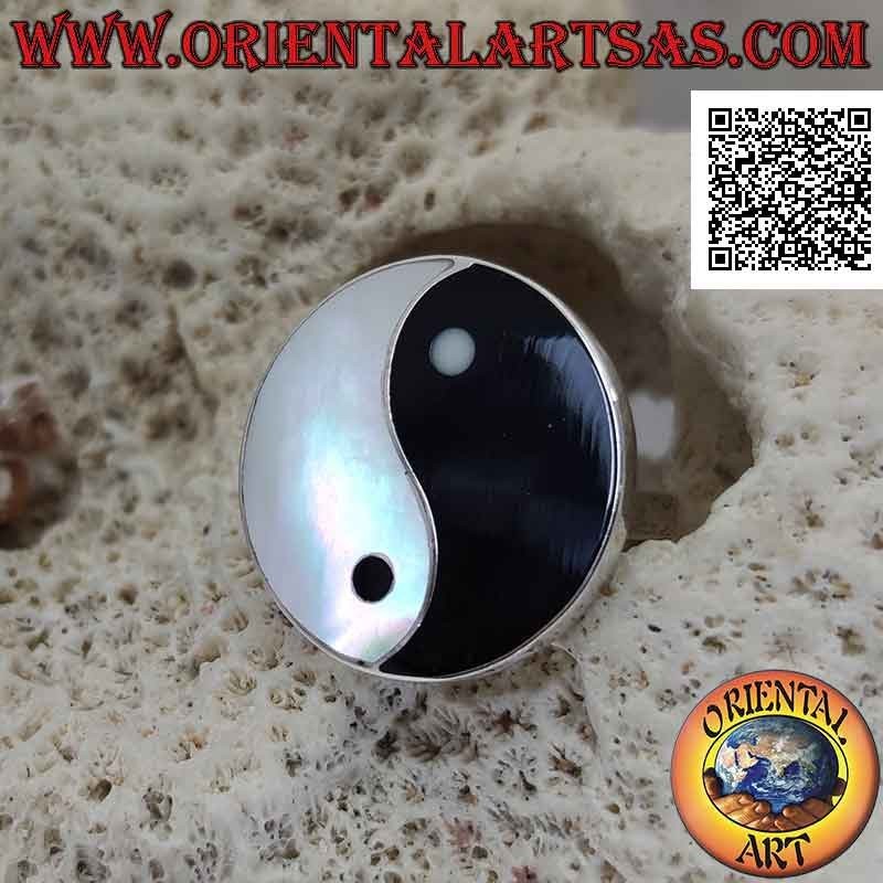 Anello in argento regolabile con yin yang di madreperla e onice tondo e piatto e filo bordo